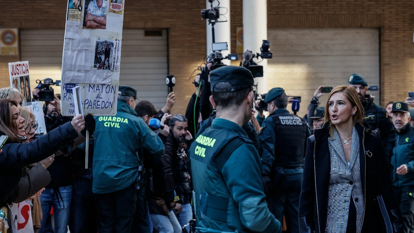 Gritos e insultos a Salomé Pradas por parte de las víctimas de la DANA en los juzgados de Catarroja Gritos e insultos a Salomé Pradas por parte de las víctimas de la DANA en los juzgados de Catarroja