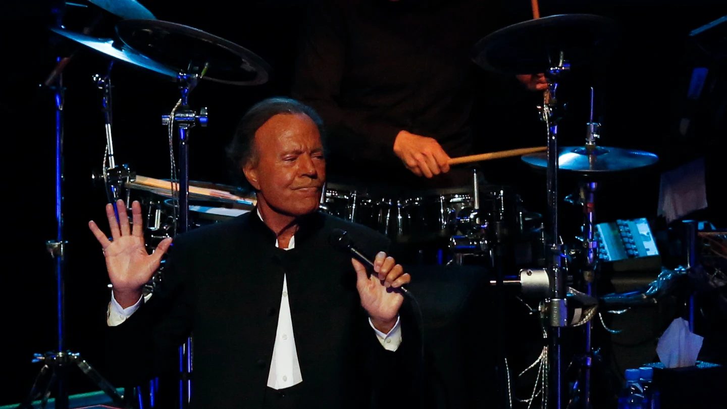 Julio Iglesias, durante una actuación Julio Iglesias, durante una actuación