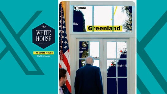 Grafismo que muestra a Trump mirando por la ventana de uno de sus despachos de la Casa Blanca mirando un mapa de Groenlandia