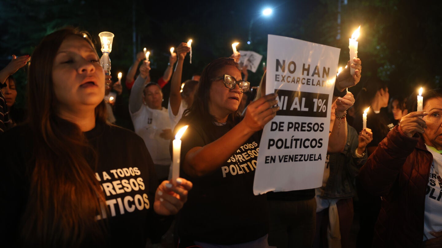 Familiares de presos políticos en Venezuela, en una vigilia pidiendo su liberación