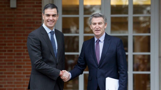 Pedro S&aacute;nchez y Alberto N&uacute;&ntilde;ez Feij&oacute;o se reunir&aacute;n para hablar sobre defensa y pol&iacute;tica exterior/ EFE/Javier Liz&oacute;n