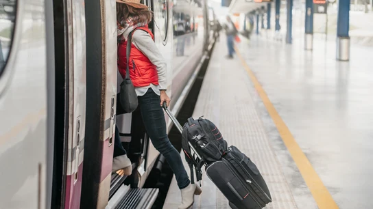 Chica viajando en tren Chica viajando en tren