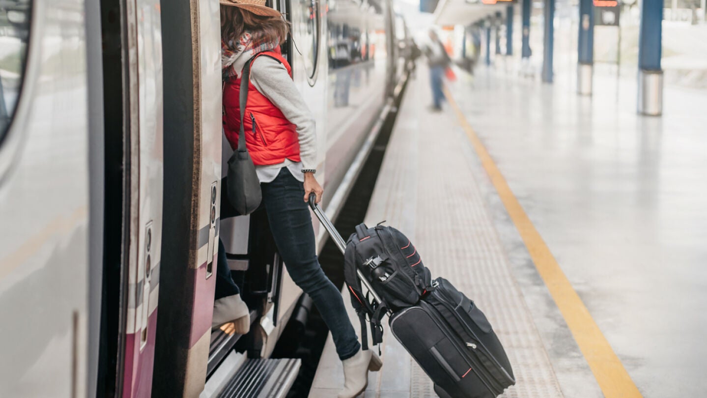Chica viajando en tren