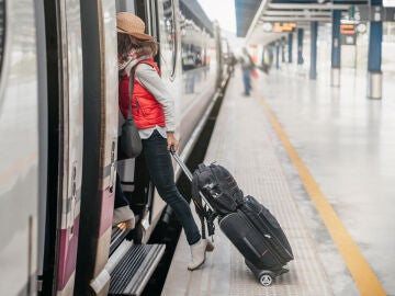 Chica viajando en tren