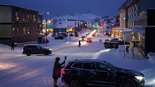 Varias personas en una calle de Nuuk, capital de Groenlandia. 