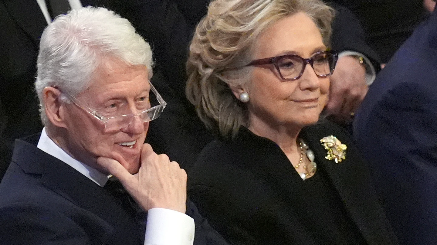 Bill y Hillary Clinton en el funeral del expresidente de EEUU, Jimmy Carter. Bill y Hillary Clinton en el funeral del expresidente de EEUU, Jimmy Carter.