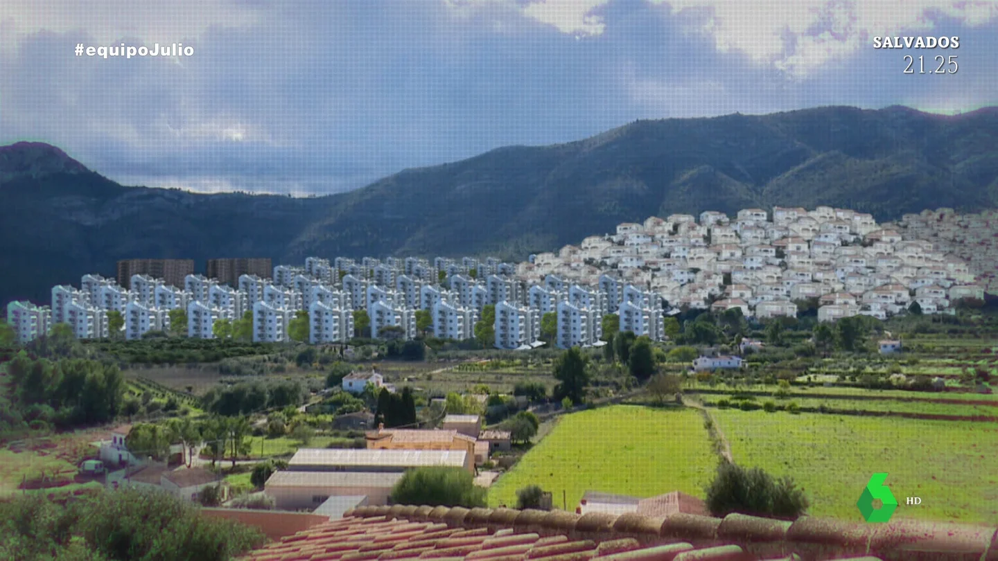 Los vecinos de Villa Gadea, proyecto urbanístico de Julio Iglesias, opinan sobre las calidades de sus viviendas En este vídeo de Equipo de Investigación, los vecinos de Parcent, en Alicante, recuerdan cómo se opusieron al proyecto urbanístico de Julio Iglesias que pretendía ocupar más de un millón de metros cuadrados de su monte.