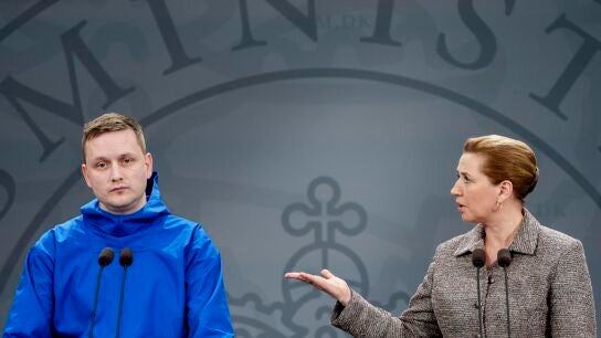 El presidente groenland&eacute;s, Jens-Frederik Nielsen, y la primera ministra de Dinamarca, Mette Frederiksen, hacen una declaraci&oacute;n sobre la situaci&oacute;n actual en una conferencia de prensa en el Sal&oacute;n de los Espejos en la Oficina del Primer Ministro en Copenhague.