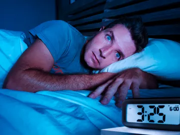 Hombre joven que no puede dormir Hombre joven que no puede dormir
