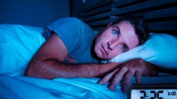Hombre joven que no puede dormir