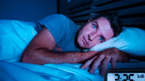 Hombre joven que no puede dormir Hombre joven que no puede dormir