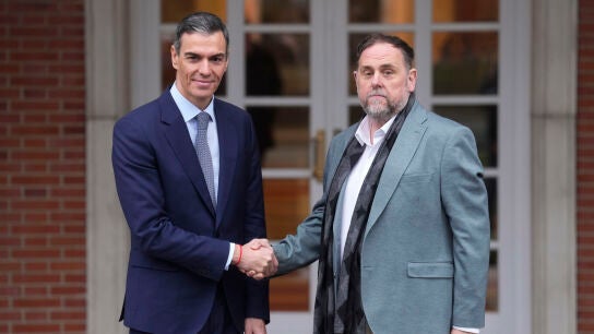 Imagen de archivo (08/01/2026) del presidente del Gobierno, Pedro S&aacute;nchez (i), con el l&iacute;der de ERC, Oriol Junqueras