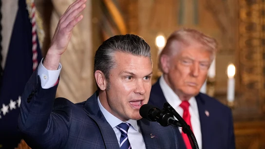 Pete Hegseth gesticula durante una comparecencia ante la mirada de Donald Trump Pete Hegseth gesticula durante una comparecencia ante la mirada de Donald Trump