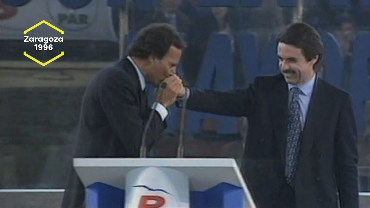 Julio Iglesias y el PP: un romance político que cantó en público desde los besos a Aznar hasta los halagos de Ayuso y Feijóo Julio Iglesias y el PP: un romance político que cantó en público desde los besos a Aznar hasta los halagos de Ayuso y Feijóo