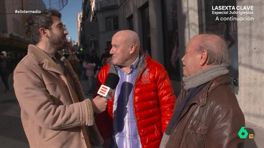 Un calvo desvela lo más loco que estuvo a punto de hacer para recuperar el pelo: "Había un tío que había echado un brebaje al burro..." España es el país con más calvos del mundo e Isma Juárez ha salido a la calle para hablar con algunos de ellos. En este vídeo, defienden con orgullo su calva y animan a otros a pasarse "al peine de la cuchilla todos los días".