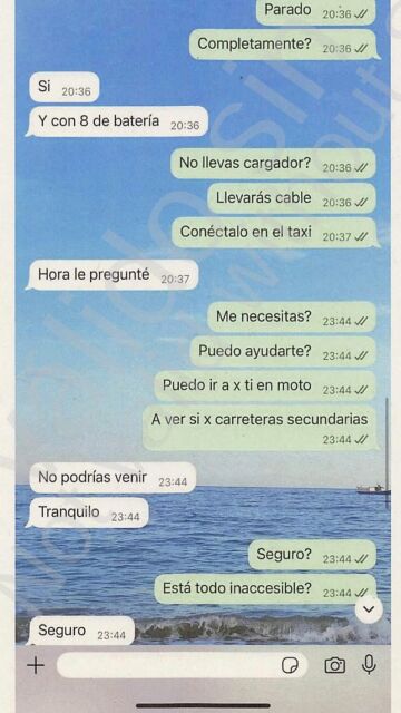 A las 20.33 Cuenca le dice a Cayetano García que está parado y con 8% de batería y él se ofrece a recogerle en moto