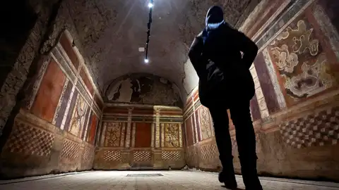 La gente visita la restaurada Casa dei Grifi cuando se abre al público en el Parque Arqueológico del Coliseo, en Roma, Italia La gente visita la restaurada Casa dei Grifi cuando se abre al público en el Parque Arqueológico del Coliseo, en Roma, Italia
