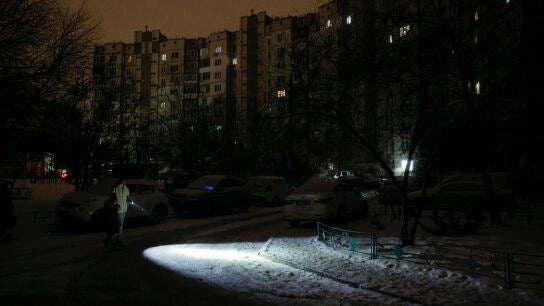 Apag&oacute;n en Kyiv, donde las instalaciones energ&eacute;ticas est&aacute;n da&ntilde;adas