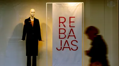 Imagen de archivo de un cartel de rebajas en un comercio. Imagen de archivo de un cartel de rebajas en un comercio.