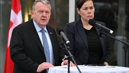 Los ministros de Exteriores de Dinamarca y Groenlandia, Lars Lokke Rasmussen y Vivian Motzfeldt, tras la reuni&oacute;n con EEUU.