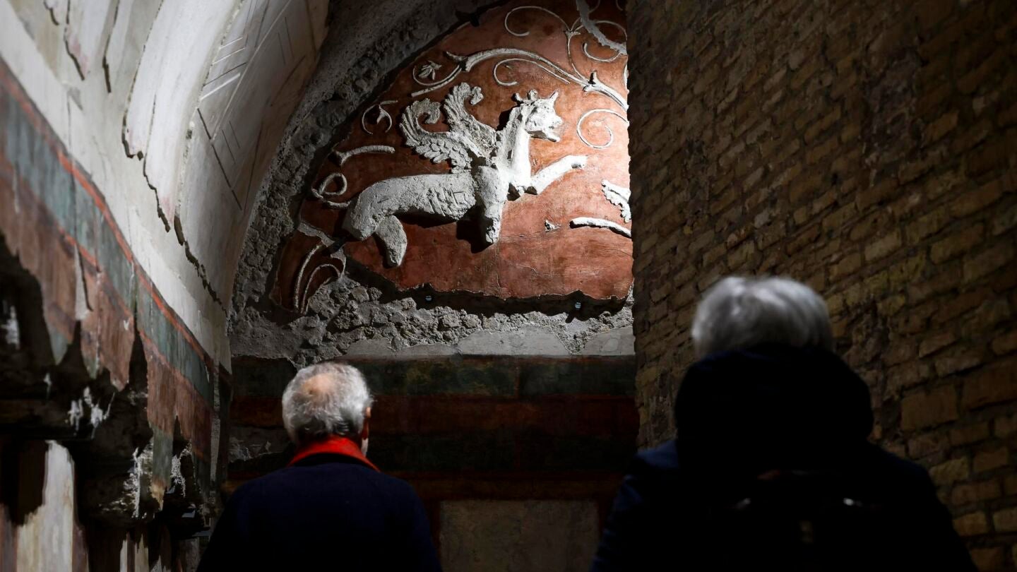 La gente visita la restaurada Casa dei Grifi cuando se abre al p&uacute;blico en el Parque Arqueol&oacute;gico del Coliseo, en Roma, Italia