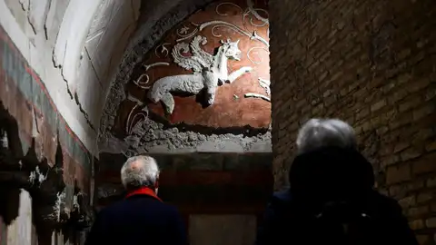 La gente visita la restaurada Casa dei Grifi cuando se abre al público en el Parque Arqueológico del Coliseo, en Roma, Italia La gente visita la restaurada Casa dei Grifi cuando se abre al público en el Parque Arqueológico del Coliseo, en Roma, Italia