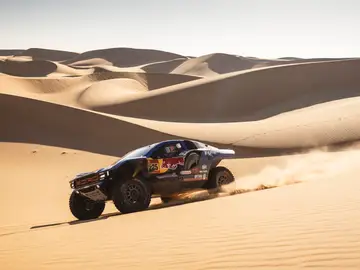 El español Carlos Sainz, de Ford Racing, durante una etapa del Dakar 2026. El español Carlos Sainz, de Ford Racing, durante una etapa del Dakar 2026.