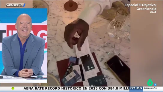 Unos amigos juegan a la "ruleta rusa" de las tarjetas y el camarero elige quién paga la cena de 23.400 euros Unos amigos juegan a la "ruleta rusa" de las tarjetas y el camarero elige quién paga la cena de 23.400 euros