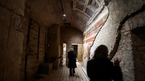 La gente visita la restaurada Casa dei Grifi cuando se abre al público en el Parque Arqueológico del Coliseo, en Roma, Italia La gente visita la restaurada Casa dei Grifi cuando se abre al público en el Parque Arqueológico del Coliseo, en Roma, Italia