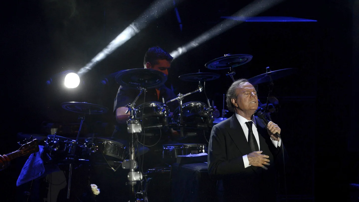 Julio Iglesias, durante una actuación Julio Iglesias, durante una actuación