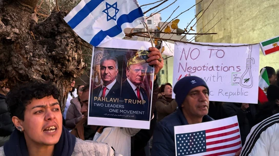 Iraníes protestan en Grecia contra el régimen. Una persona porta una imagen que dice: "Pahlavi y Trump. Dos líderes, un movimiento" Iraníes protestan en Grecia contra el régimen. Una persona porta una imagen que dice: "Pahlavi y Trump. Dos líderes, un movimiento"