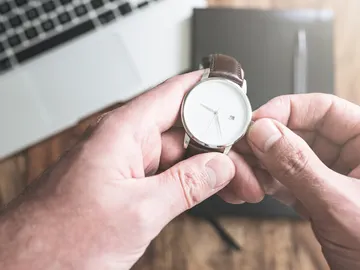 Manos de hombre ajustando un reloj de pulsera Manos de hombre ajustando un reloj de pulsera