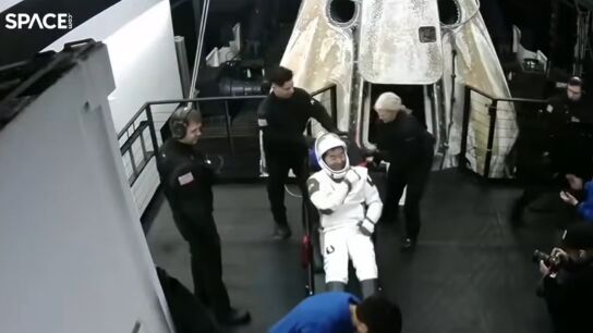 Uno de los integrantes de la Crew-11 hace el gesto de victoria tras conseguir volver con &eacute;xito a la Tierra