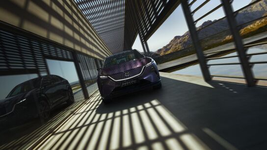 Mazda le pone un pantall&oacute;n y un precio definitivo a su propio Tesla Model Y