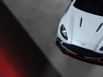 Fernando Alonso recoge su nuevo coche y no es un Fórmula 1, es un SUV de Aston Martin de más de 700 CV para pasear por Mónaco Fernando Alonso recoge su nuevo coche y no es un Fórmula 1, es un SUV de Aston Martin de más de 700 CV para pasear por Mónaco