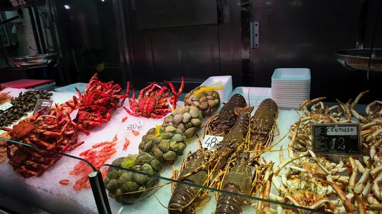 Varios productos son expuestos en una pescadería en Madrid Varios productos son expuestos en una pescadería en Madrid