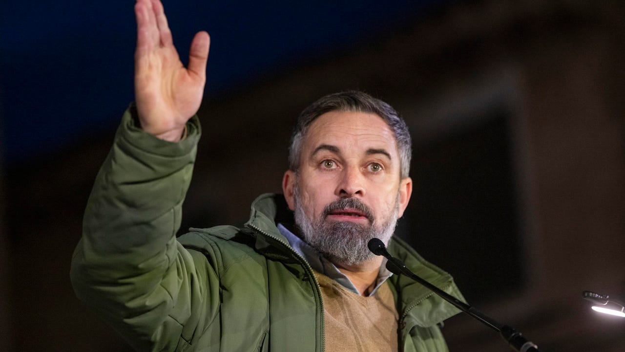 Abascal usa el accidente de tren para enfangar el tablero político cargando contra el Gobierno