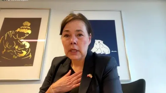 Vivian Motzfeldt, ministra de Exteriores de Groenlandia, en una entrevista en KNR Vivian Motzfeldt, ministra de Exteriores de Groenlandia, en una entrevista en KNR