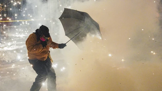 Un manifestante intenta protegerse con un paraguas durante las protestas en Mineápolis Un manifestante intenta protegerse con un paraguas durante las protestas en Mineápolis