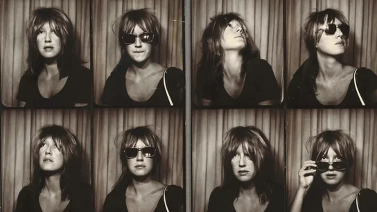 Eve Babitz en unas fotografías de fotomatón. Eve Babitz en unas fotografías de fotomatón.