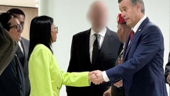 La CIA confirma el encuentro de su director con Delcy Rodr&iacute;guez en Caracas y difunde su imagen