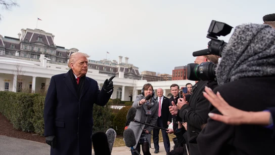 Donald Trump atiende a la prensa antes de subir al Marine One en la Casa Blanca. Donald Trump atiende a la prensa antes de subir al Marine One en la Casa Blanca.