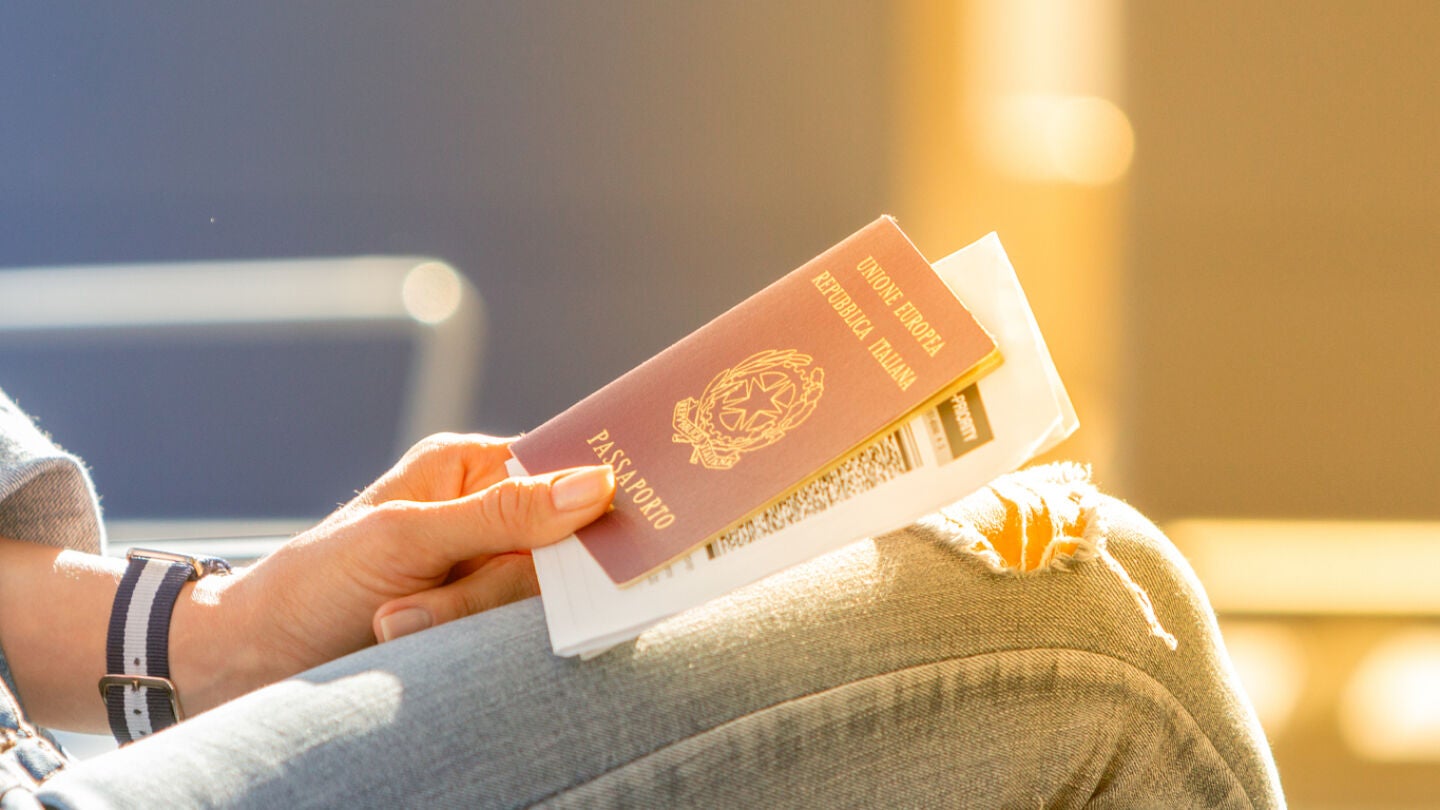 Pasaporte de Italia con documentaci&oacute;n