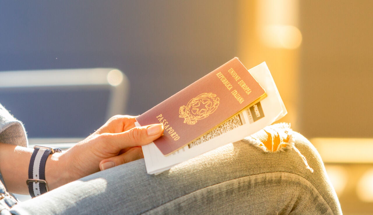 Pasaporte de Italia con documentaci&oacute;n