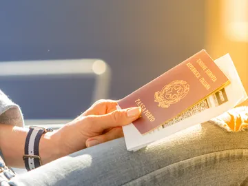 Pasaporte de Italia con documentación Pasaporte de Italia con documentación
