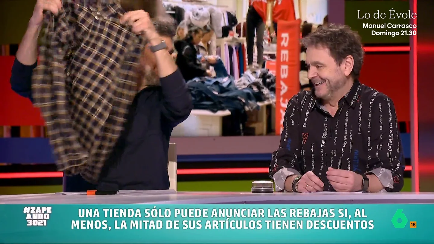 Paco Jiménez señala qué debemos tener en cuenta para evitar caer en engaños en las rebajas En este vídeo, el periodista hace un repaso de algunas prácticas que llevan a cabo las tiendas durante las rebajas y que, como consumidores, debemos conocer para evitar ser engañados.