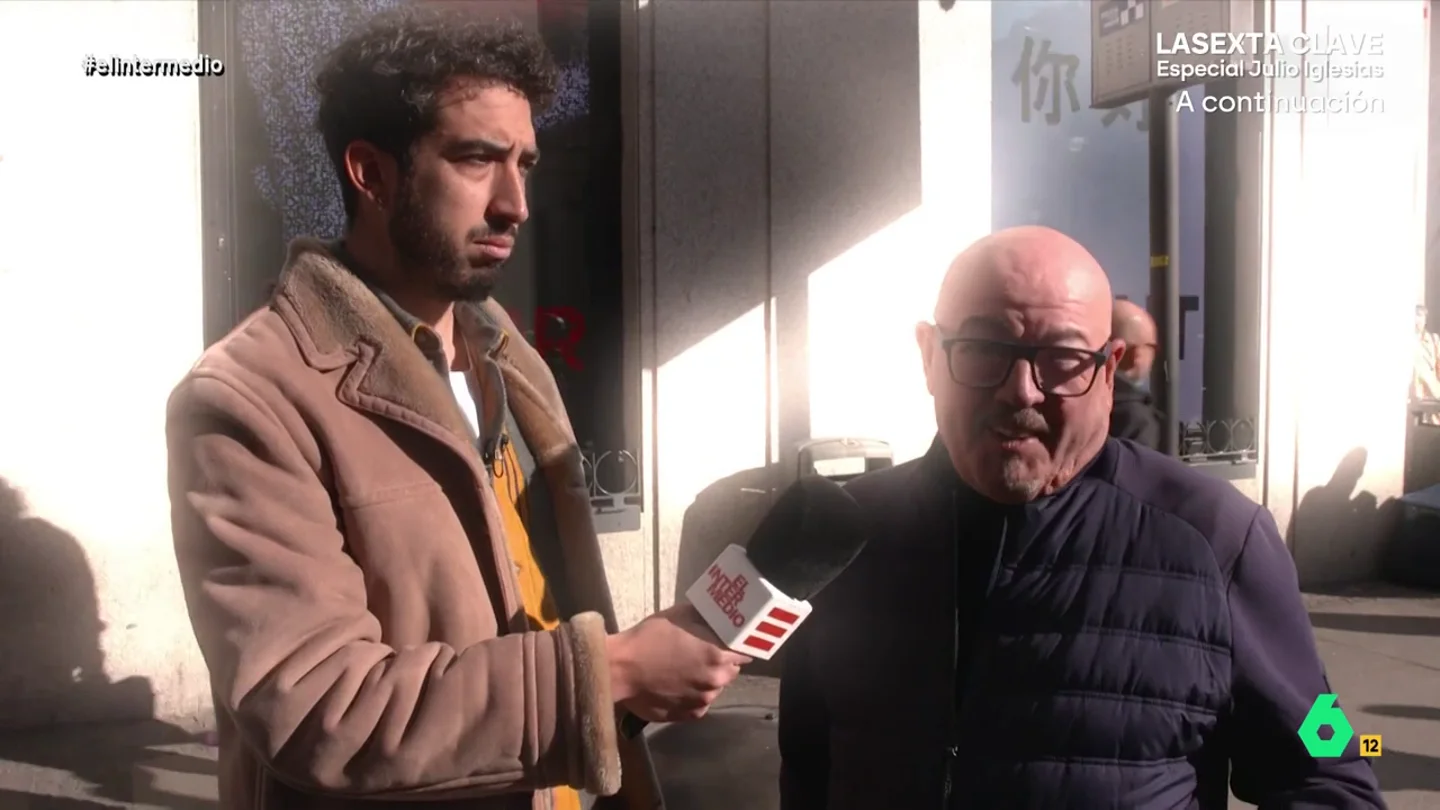 El alegato de un calvo para animar a los hombres a raparse: "Cuando me levanto digo 'hostia Paco, qué bueno estas'" El reportero ha charlado con Paco, un hombre calvo, que le ha explicado que para él no es ningún problema no tener pelo. Además, se pone a él como ejemplo de que se puede ser feliz siendo calvo.