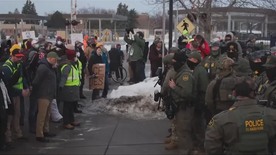 Manifestantes protestan frente a agentes del ICE en Minnesota. Manifestantes protestan frente a agentes del ICE en Minnesota.