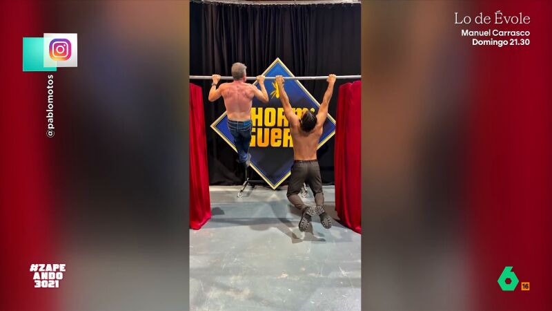 Can Yaman y Pablo Motos "calientan al p&uacute;blico" de 'El Hormiguero' haciendo unas 'strip dominadas'