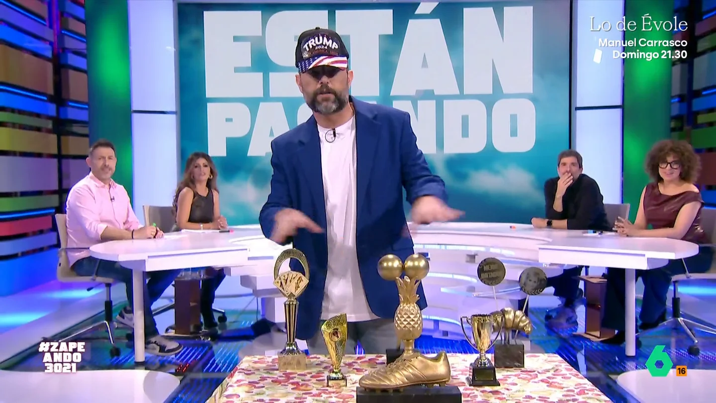 Dani Mateo ofrece todos sus premios a Trump "a cambio de una llamadita a los del premio Zapping" Mateo está nominado a mejor presentador en estos premios, por eso ha decidido intentar ganar el premio recurriendo al presidente de los Estados Unidos. ¿Conseguirá el Zapping a mejor presentador haciendo la pelota a Trump?